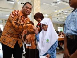 Pj Walikota Padangsidimpuan Serahkan Bantuan untuk Siswa Miskin dan Berprestasi