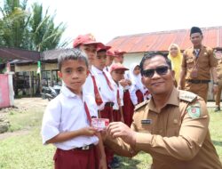 Plt Bupati Tapsel Bagikan KIA ke Pelajar SD dan SMP Angkola Timur