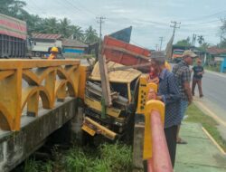 Truk Colt Diesel Alami Kecelakaan Tunggal, Sopir Dilarikan ke RS