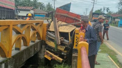 Truk Colt Diesel Alami Kecelakaan Tunggal, Sopir Dilarikan ke RS