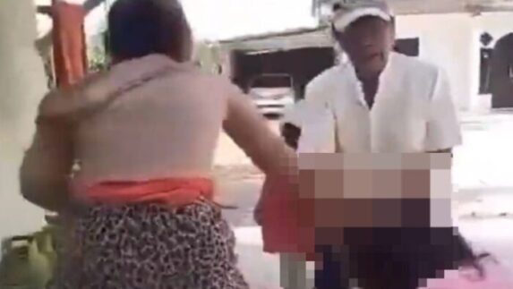 Dituding Jadi Pelakor, Wanita Ini Dihajar Emak-emak