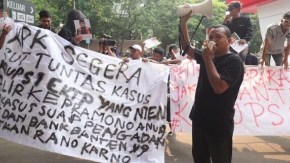 Gedung KPK Digeruduk Massa Terkait Kasus e-KTP dan Alkes