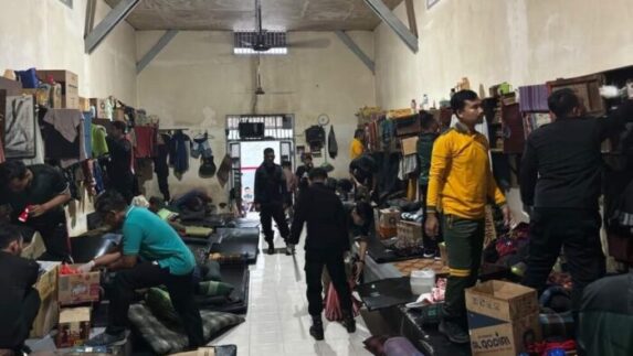 Kalapas Kelas IIA Jember Pimpin Penggeledahan Kamar Hunian WBP