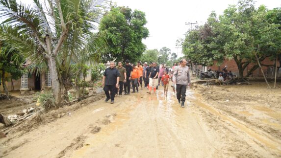 Langkah Cepat Bupati Tapsel, Jalan Lintas Terdampak Banjir Telah Normal