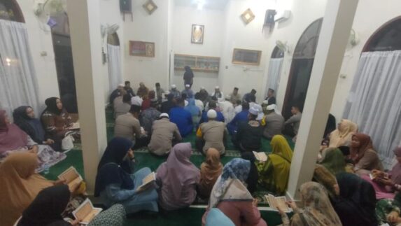 Polres Tanjungbalai Laksanakan Sholat Berjamaah dan Santuni Anak Yatim