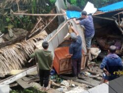 Rumah Zainuddin Luluhlantak Dihantam Air Bah dan Puting Beliung