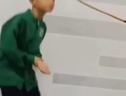 Sadis, Oknum Guru Pukul Sejumlah Santrinya Hingga Meringis Kesakitan