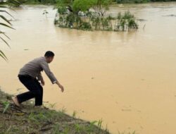 Personil Dalmas Sat Samapta Polresta Deli Serdang Selamatkan Lansia Terjebak Banjir