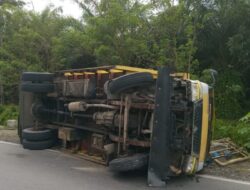 Hindari Pohon, Truk Pengangkut Kayu Terbalik