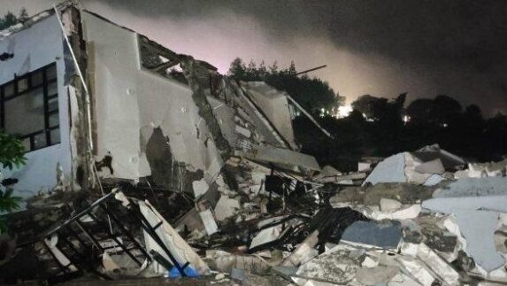 Liburan di Villa, Sekeluarga Tertimpa Tembok Runtuh