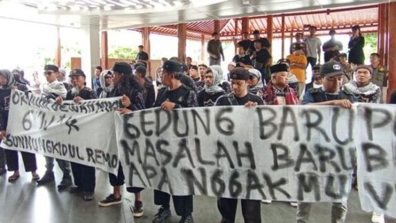 Massa Minta Pecat Anggota DPRD Gunungkidul Terlibat Kasus Asusila