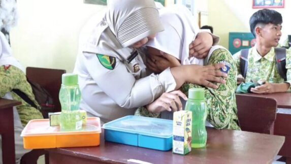Bikin Haru, Siswi Sisakan Makan Siang Gratis untuk Adiknya