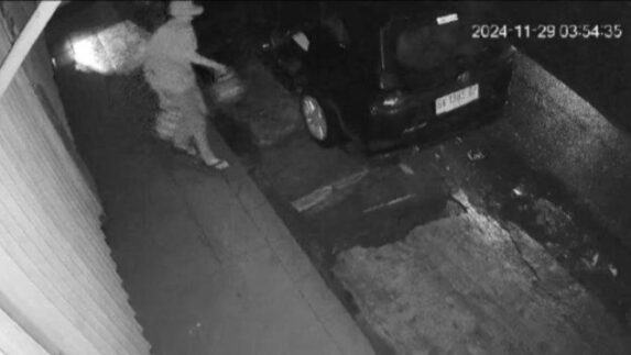 Terekam CCTV, Dua Pria di Medan Curi Puluhan Tabung LPG