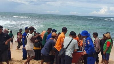 Belasan Wisatawan Terseret Ombak, Tiga Orang Ditemukan Tewas