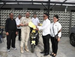 Bupati Pakpak Bharat Berikan Motor kepada Indra Bengawan Pasaribu