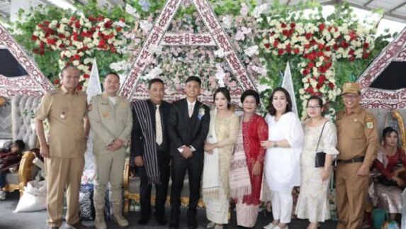 Bupati Pakpak Bharat Hadiri Resepsi Pernikahan Marta-Jhony