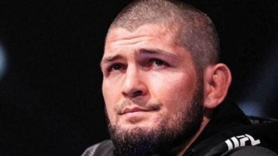 Duduk Dekat Pintu Darurat, Khabib Nurmagomedov Diusir dari Pesawat