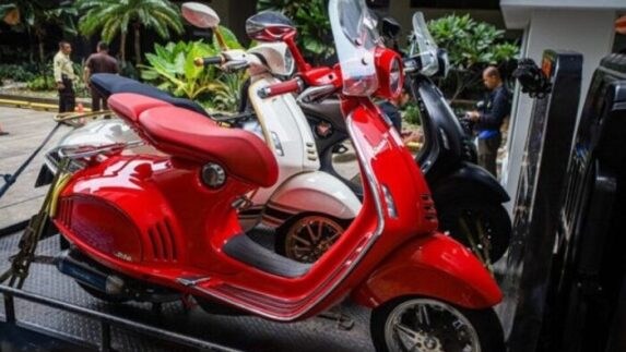 KPK Sita 3 Unit Vespa Senilai Rp1,5 Miliar dari Rumah Eks Dirut BUMN
