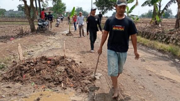 Kecewa Tak Kunjung Diperbaiki, Warga Bangun Kuburan Ditengah Jalan