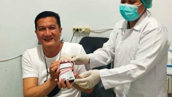 Personil Polres Pakpak Bharat Bantu Masyarakat Donorkan Darah di RSUD Salak