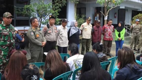 Siap “Hangatkan” Pelanggan, Puluhan Pelayan Warkop Cetol Diamankan