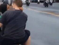 Viral, Bule Bonceng Tiga Naik Ojol Sambil Ciuman