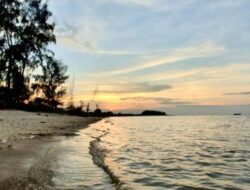 Pasir Putih Nan Eksotis di Pantai Remis, Tak Bikin Pengunjung Meringis