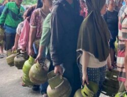 Demi Antri Beli Gas Subsidi, Warga Pondok Aren Tangsel Rela Tak Kerja