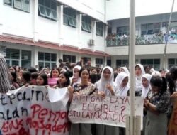 Gedung SMKN 10 Medan Didemo Terkait SNBP 2025