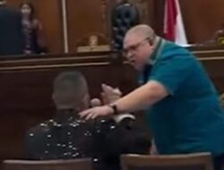 Hotman dan Razman Nyaris “Sparing” di Ruang Sidang