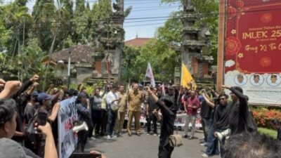 Mahasiswa Unjukrasa Tolak Pemotongan Anggaran Pendidikan