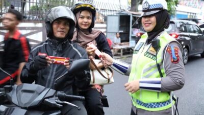 Polwan Ditlantas Polda Sumut Ajak Masyarakat Tertib Berlalulintas