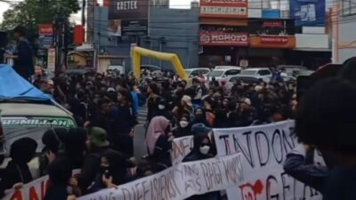 Ribuan Massa Aksi “Indonesia Gelap” Demo ke DPRD Jember