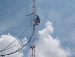 Teknisi Jaringan Diskominfo Pakpak Bharat Perbaiki Tower Pemancar