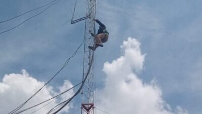 Teknisi Jaringan Diskominfo Pakpak Bharat Perbaiki Tower Pemancar