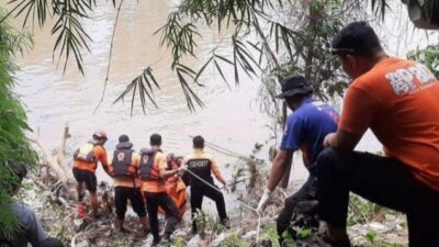 Jasad Wanita Tanpa Busana Ditemukan Tersangkut di Tumpukan Sampah