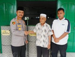 Kapolres Tapsel Serahkan 4 Gulung Ambal ke Masjid Ali Mukhtar