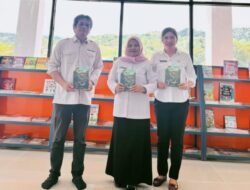Kepala SMAN 1 Salak Serahkan Buku “Neur Anak-anak”