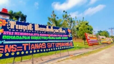 Lamban Tangani Kasus Dirut Bank Sumut, Papan Bunga Turut Berduka “Hiasi” Mapolda