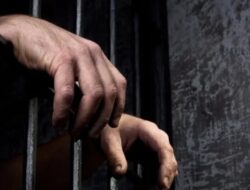 Ngamuk Minta Jatah Minuman Kaleng, Jago Kandang Dikandangkan