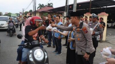 Polresta Deli Serdang Bagikan Takjil ke Pengguna Jalan