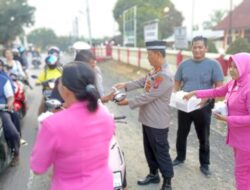 Polsek Besitang Bagikan Takjil ke Masyarakat