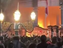 Tolak UU TNI, Massa Aksi Demo Bakar Gedung DPRD