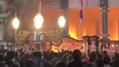 Tolak UU TNI, Massa Aksi Demo Bakar Gedung DPRD