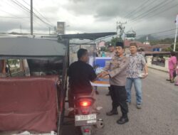 Personil Polsek Batangtoru Bagikan Takjil