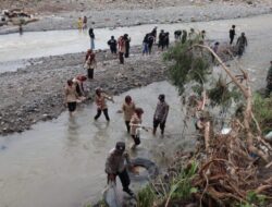 Pasca Banjir, Polres Padangsidimpuan Bersama Warga Bersihkan Aliran Sungai