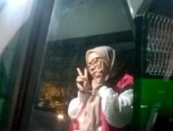 Posisi Pakai Gari, Tersangka Korupsi Pose Dua Jari