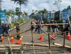 Disebut Jadi Biang Banjir, Warga Tutup Jalan Masuk Perumahan Mewah