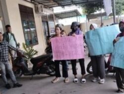 Keluhkan Kinerja Kepling, Warga Geruduk Kantor Camat Medan Deli