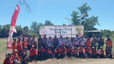 Polda Riau Tanam Pohon di Desa Sungai Intan Tembilahan Hulu